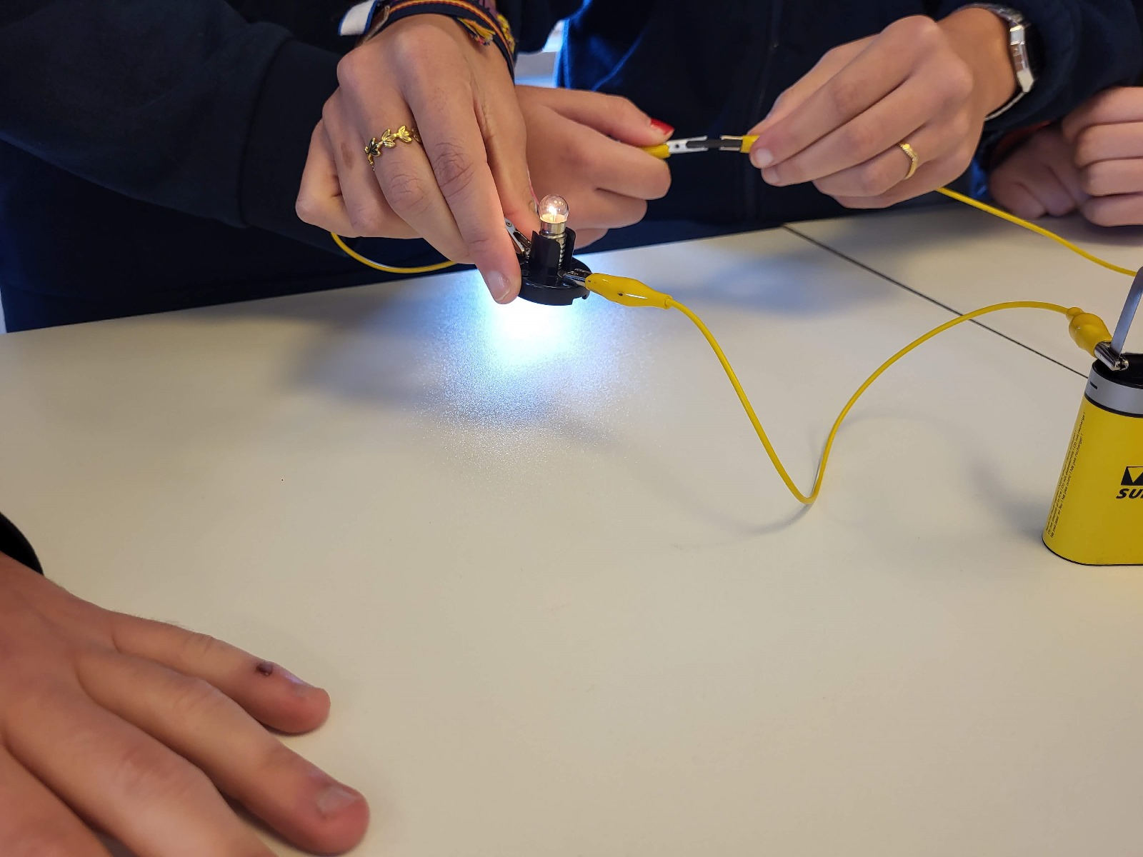 2023-12-06 – Circuitos elétricos (9.º ano)
