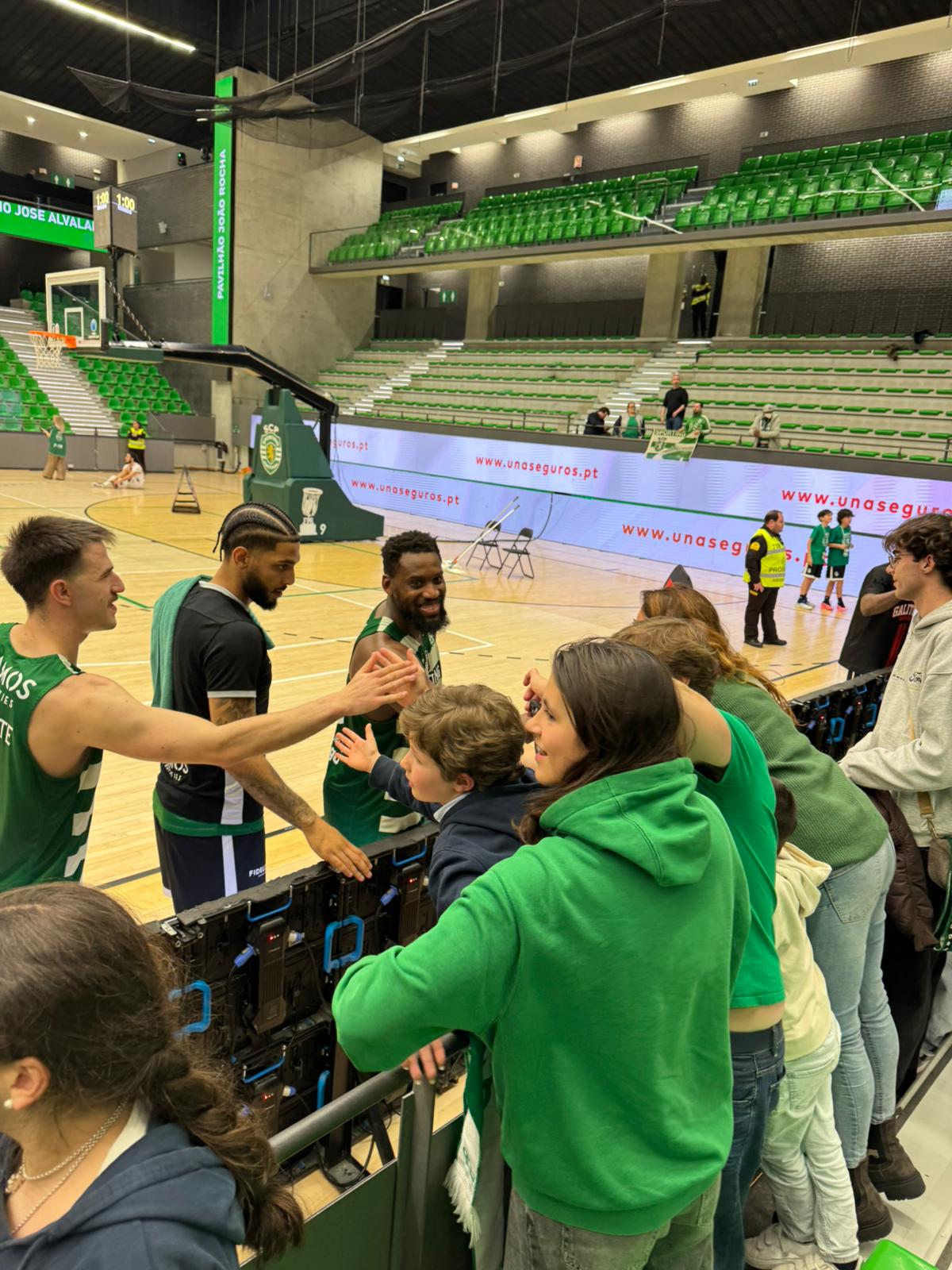Alunos de Basquetebol Vivem Noite de Emoção na Liga Profissional